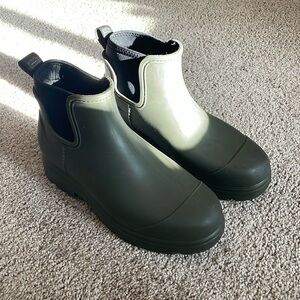 Ugg droplet rain boot